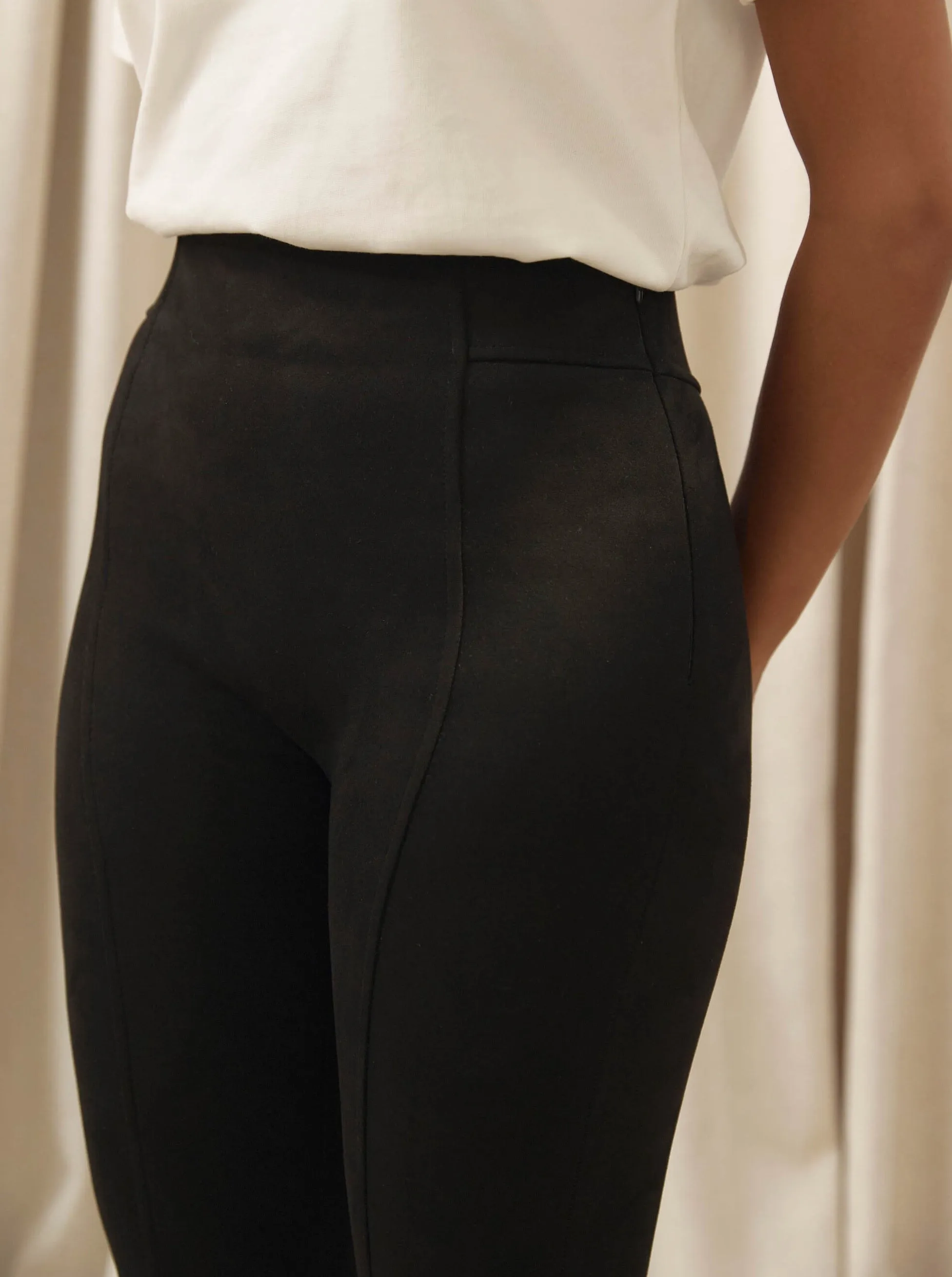 CONTOURING LEGGINGS IN BLACK