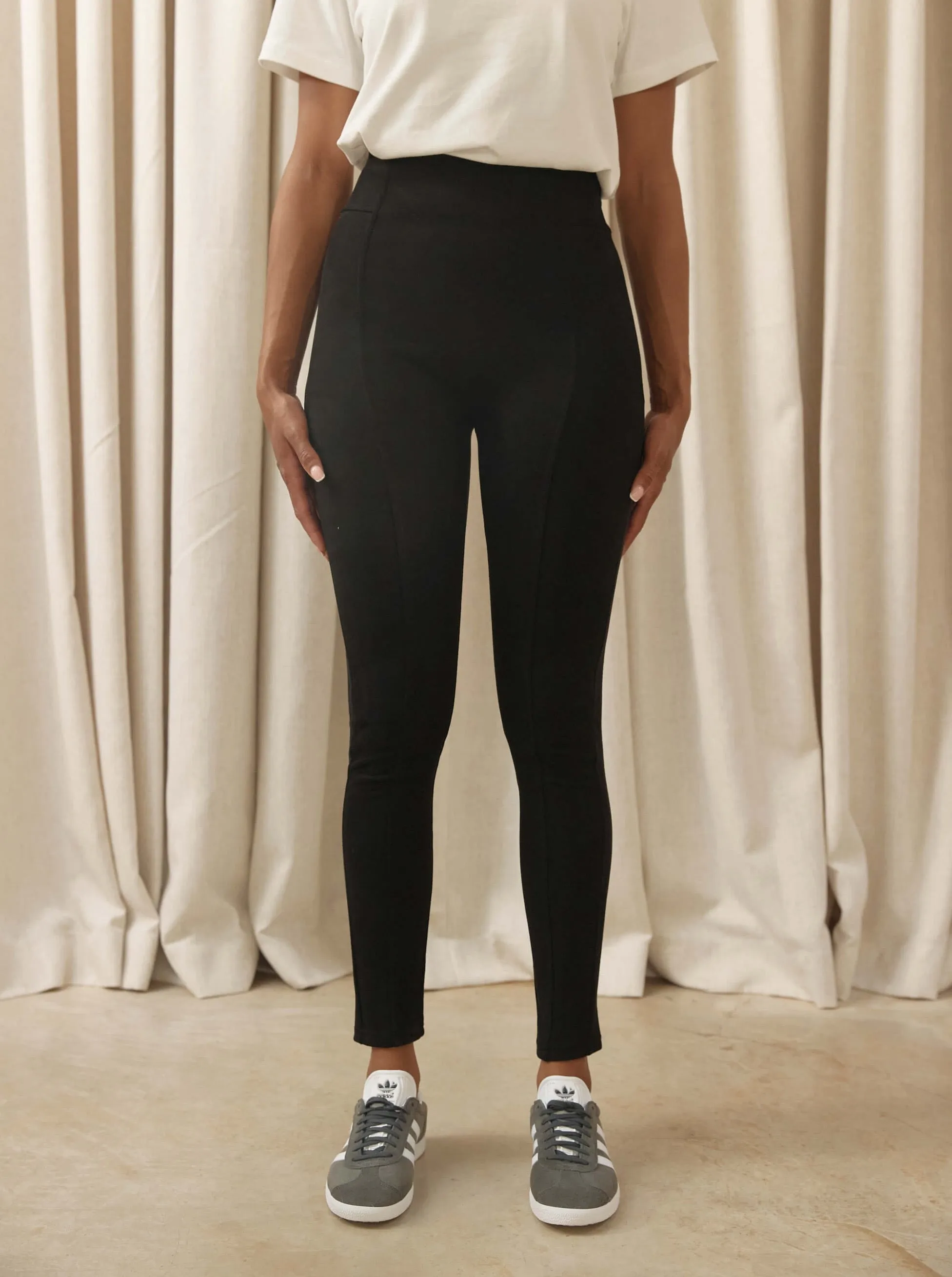 CONTOURING LEGGINGS IN BLACK