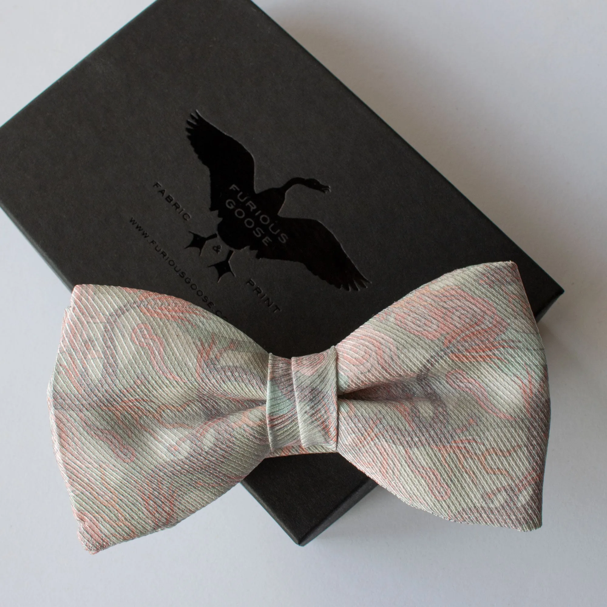 Dragon Bow Tie, Rosa