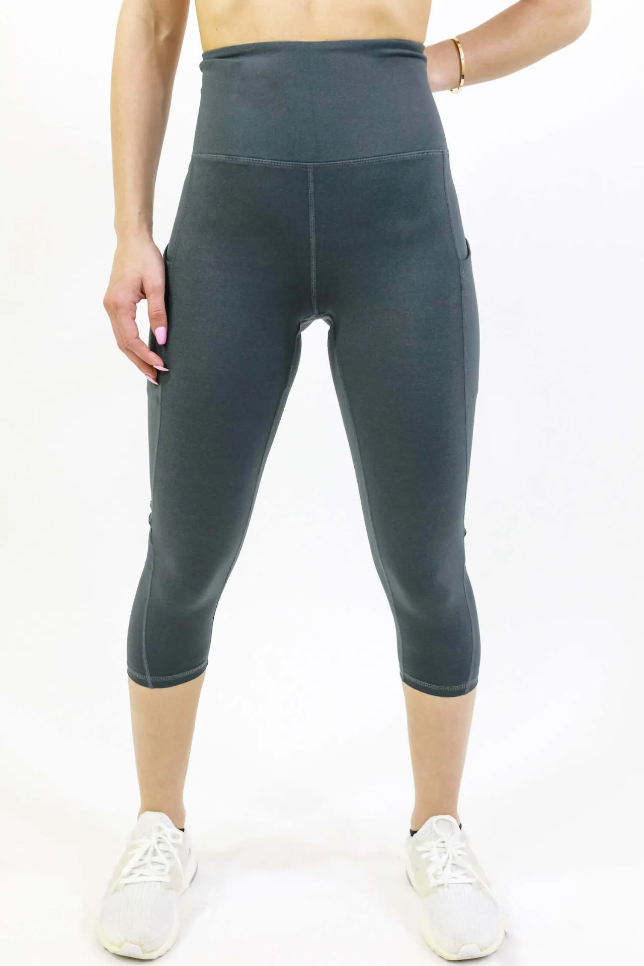 Seajoy Athletic High-Waisted Capri Leggings with Hip Pockets - Comfortable and Stylish Activewear for Women